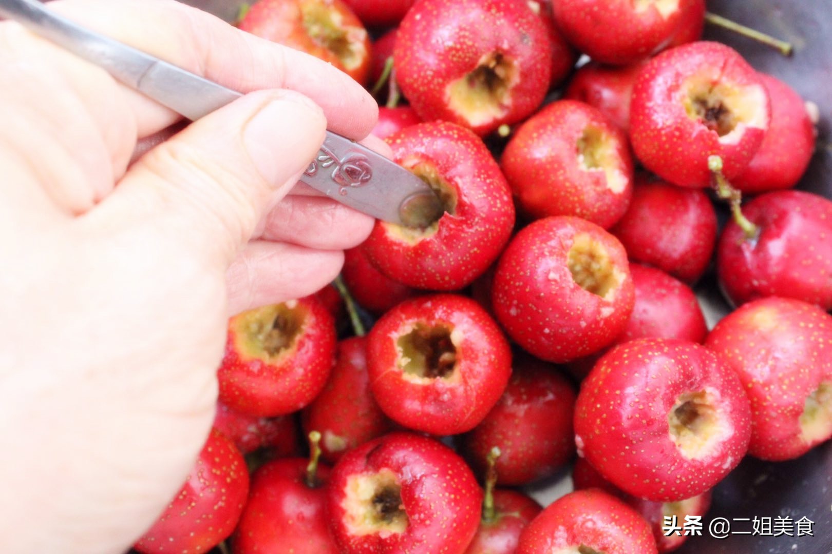 秋天山楂便宜，买几斤在家做山楂糕，酸甜可口，不用出去买