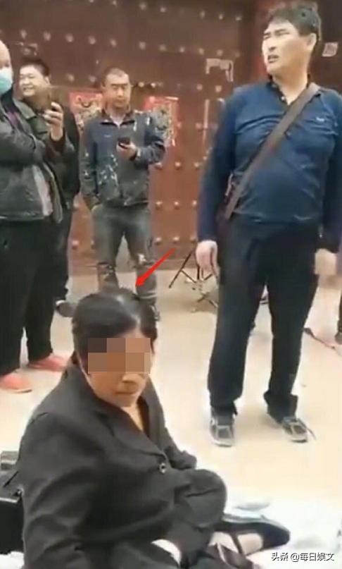 “大衣哥”朱之文被老太太堵门“碰瓷”不给钱就不走！给还是不给