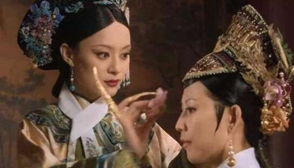 大结局时，皇后为何要戴一朵蓝色的小花？怪不得甄嬛要赶尽杀绝