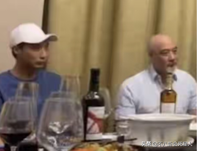 香港老艺人聚会，万梓良坐C位不停说话，70岁徐少强带私生子现身