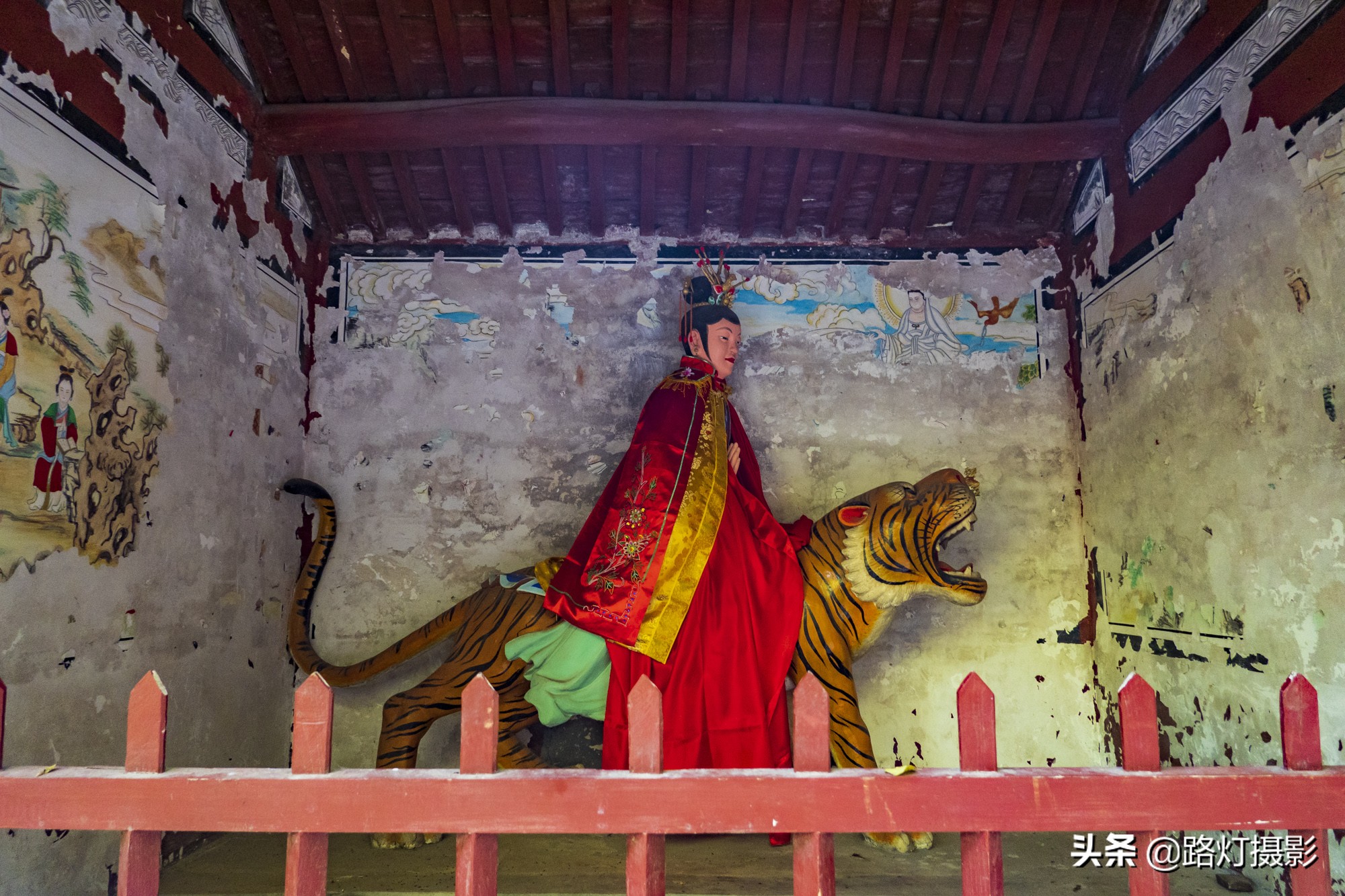 Flying in the sky!  There is a "hanging temple" in Hebei, which spans over 500 years of precipitous cliffs. It is a wonder