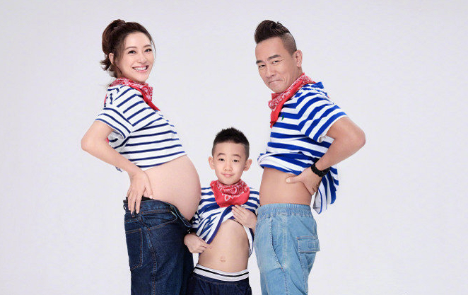 Jasper暴风长高，满身奢侈品梳鸡冠头逗应采儿，跳街舞可爱