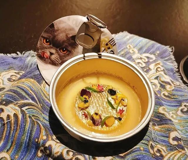 佟丽娅晒宵夜，一桌菜2000元，网友留言：一口一