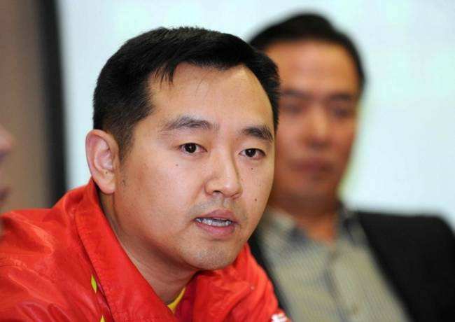 受过感情的伤，又被公开追债，离开国乒女队的教练孔令辉咋样了？