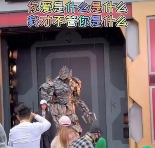 baby带儿子打卡环球影城，与威震天开心合影，母子雨中漫步超有爱