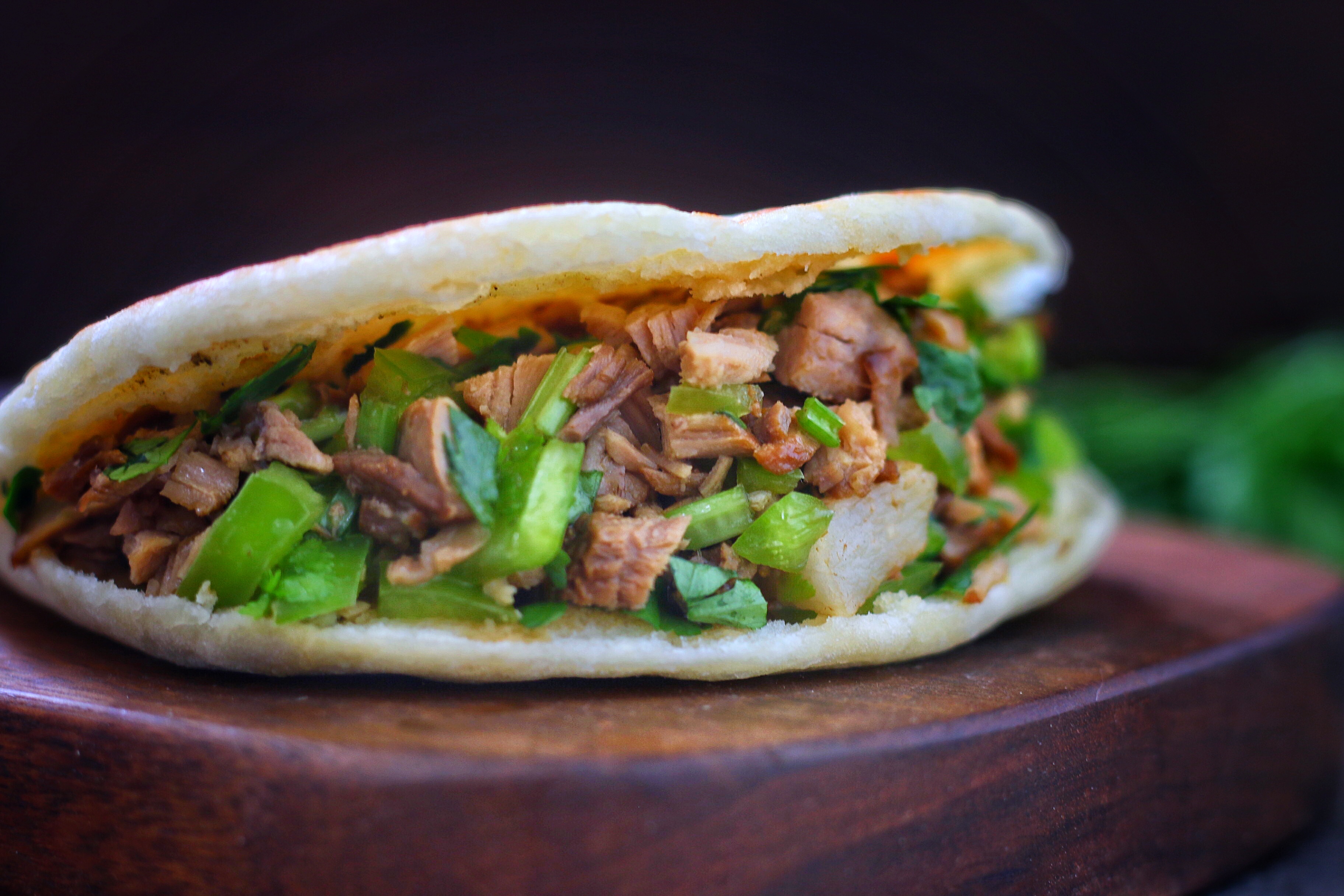 猪肉降到9块，烙几个火烧，卤1锅肉，剁碎一夹，太香了