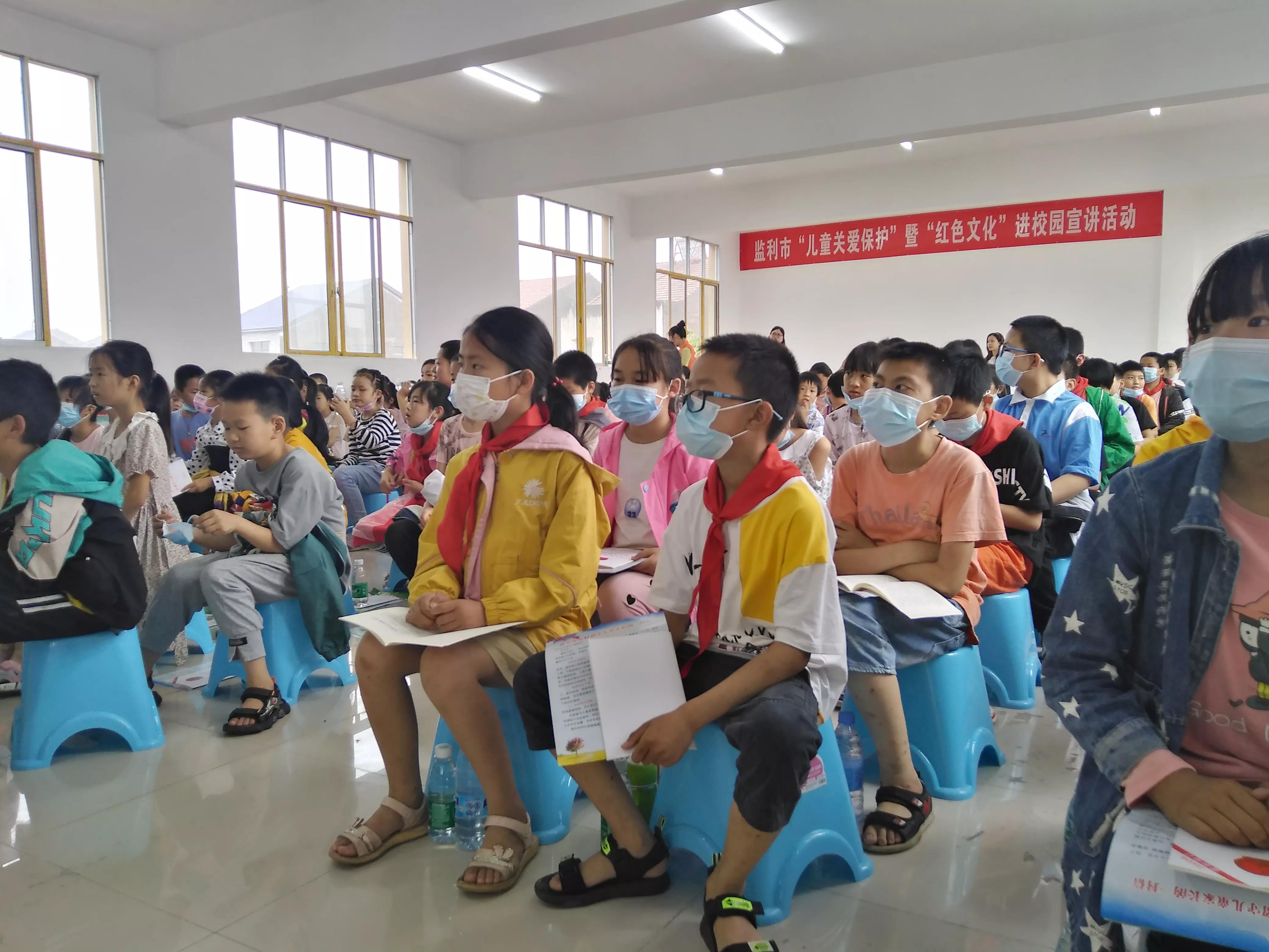 监利四叶草：洒向学子全是爱
