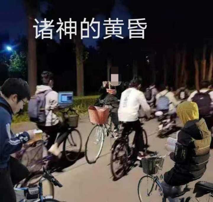 清华大学迷惑行为：学生边骑车边用电脑，这就是学霸吗？