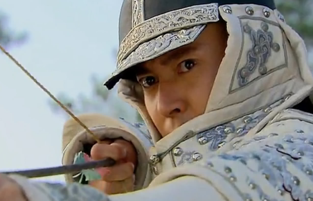 他自称清朝正统，高调保留皇族生活习惯，为保