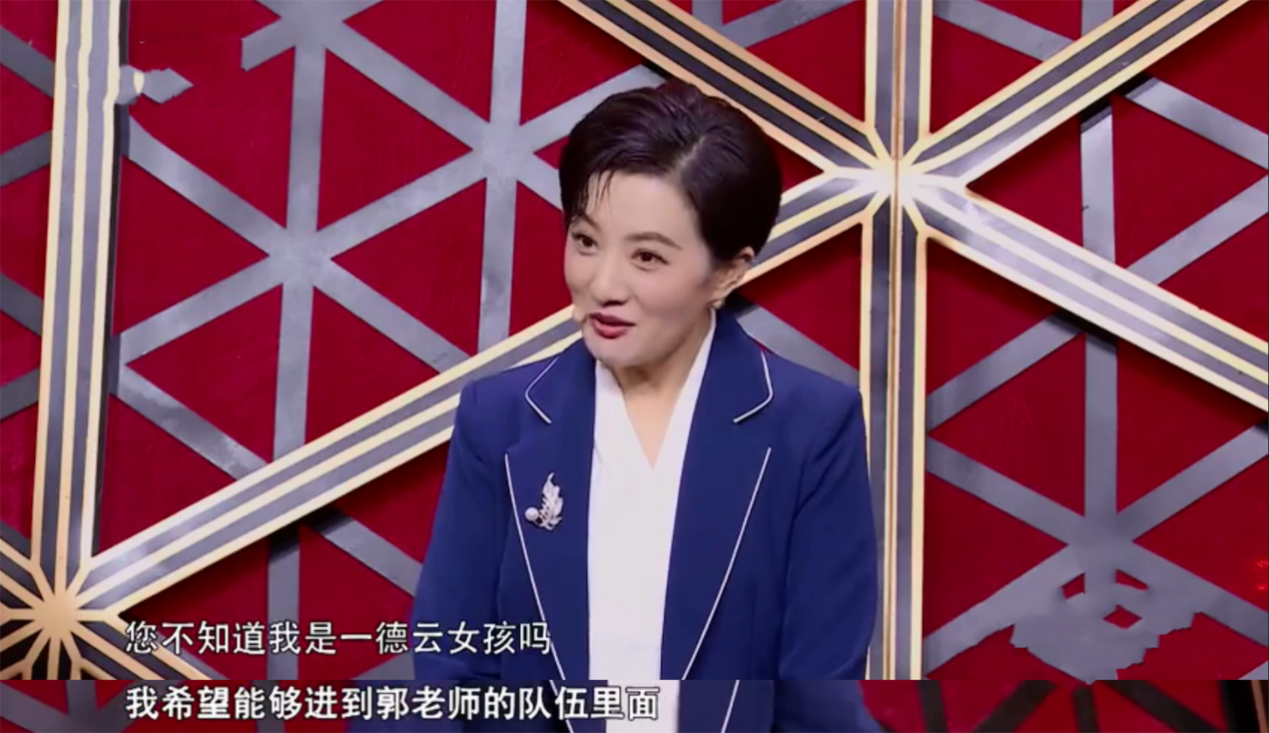 41岁金铭头顶现白发，细纹丛生显老态，北大毕业