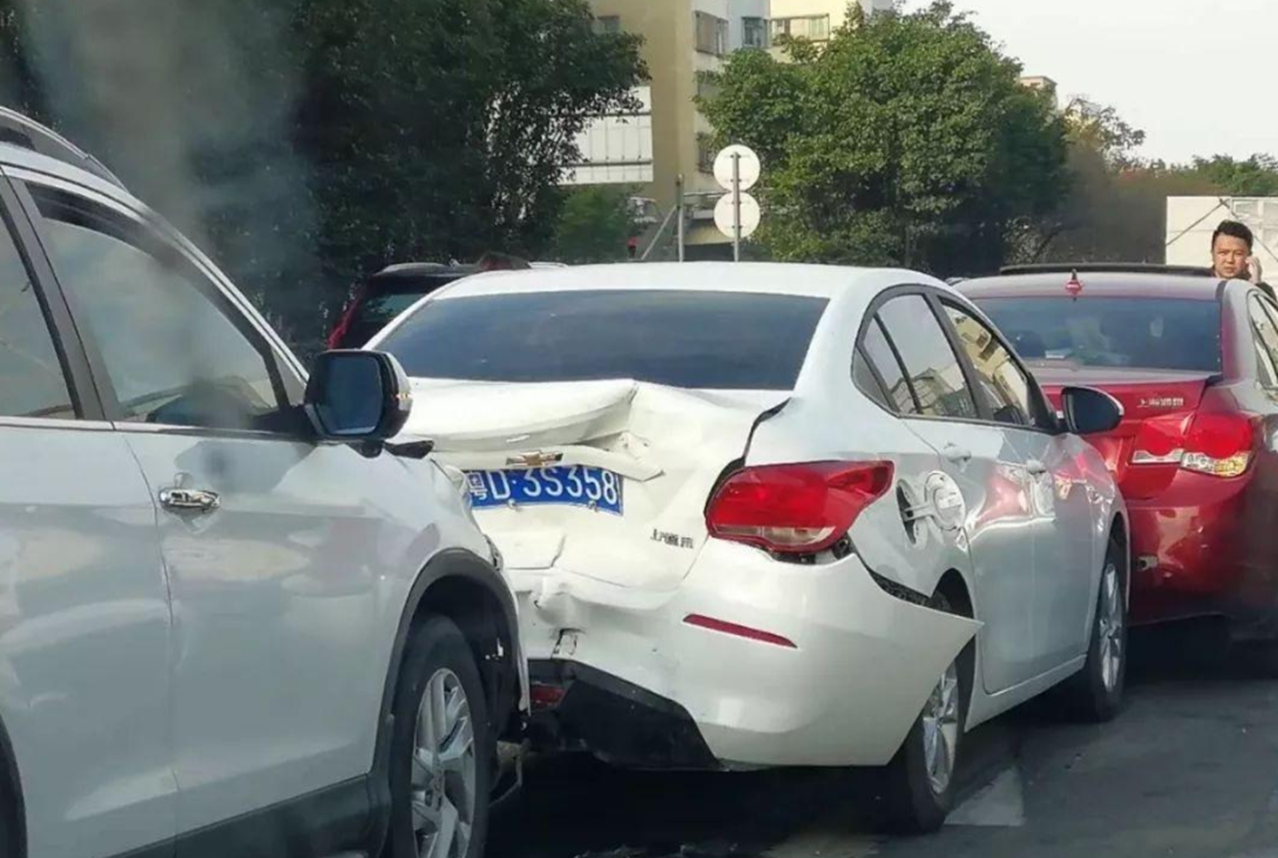 老司機：開車被追尾時，記得要說三句話，說得好能拿“三筆賠償”