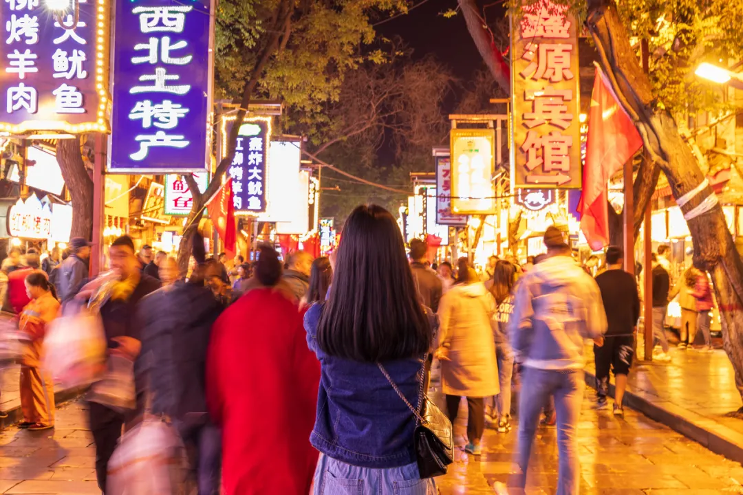 穿吊带逛寺庙,这些带货“佛媛”是哪来的“妖精”?