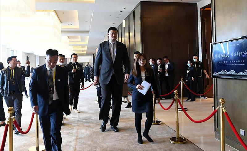 姚明攜女兒外出，他身高突兀10歲女兒身高超1米7，側臉太像爸爸