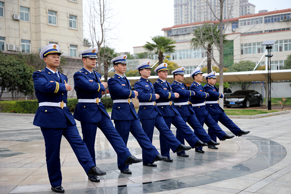 駐馬店市消防救援支隊(duì)機(jī)關(guān)組織開展隊(duì)列訓(xùn)練