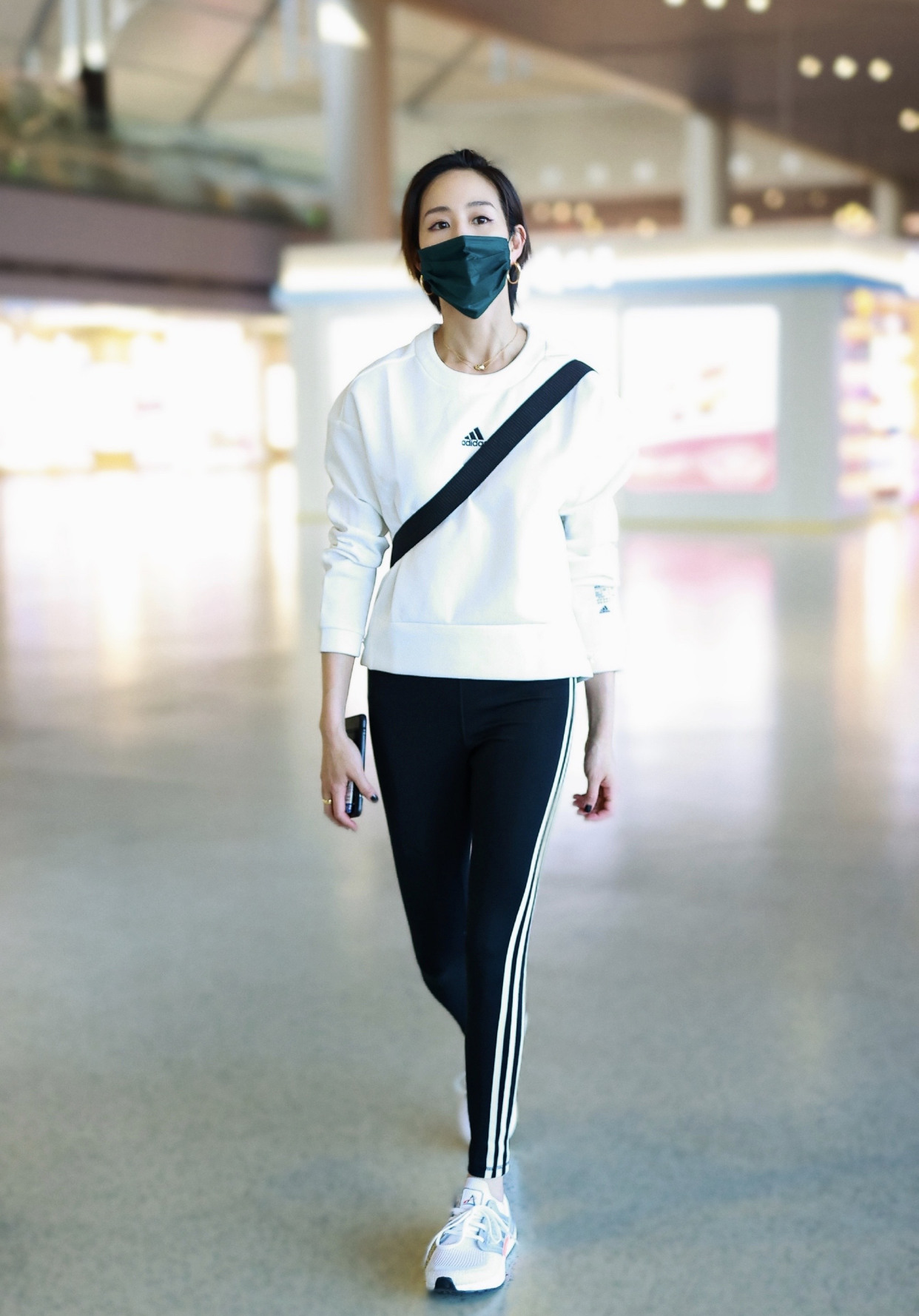 关晓彤走机场，穿白色卫衣意外抢镜，这个卫衣