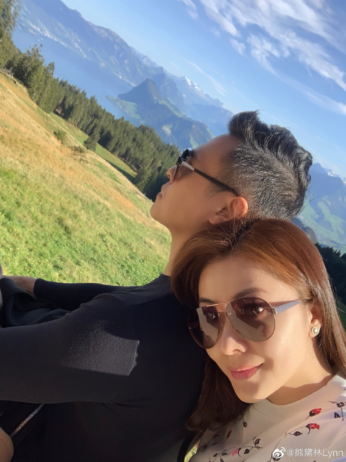 熊黛林郭可頌結婚四年，懷抱雙胞胎女兒畫面有愛，甜蜜互動表思念