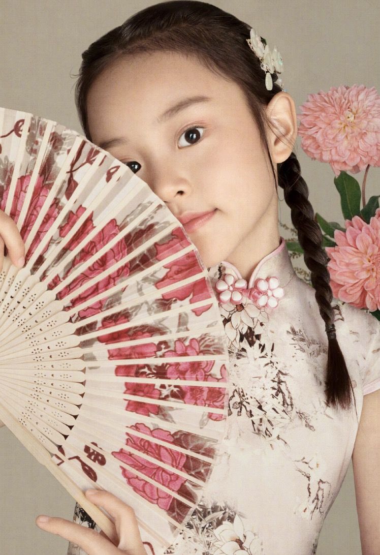 李小璐晒女儿练舞蹲马步，甜馨忍痛坚持惹人疼，网友直呼像贾乃亮