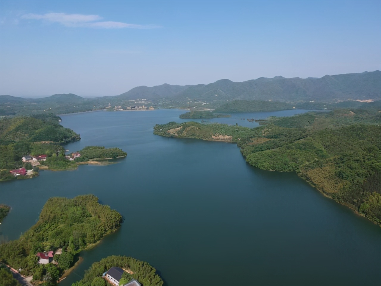 (编辑:徐厚冰)锁山桥,位于安徽省广德市卢村乡卢湖风景区上游的丁冲村
