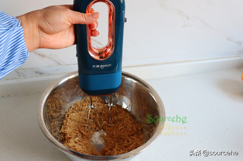 自從學會做肉鬆，隔三差五做一次，寶寶吃粥加一勺，一碗不夠吃