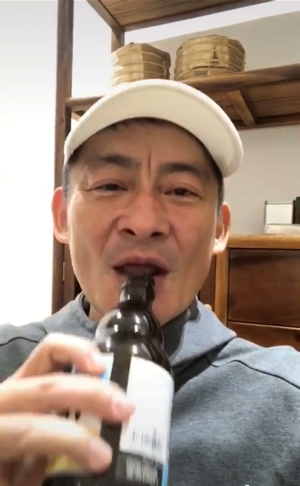 景岗山19岁儿子罕露面，五官过于精致立体，被赞是最帅星二代