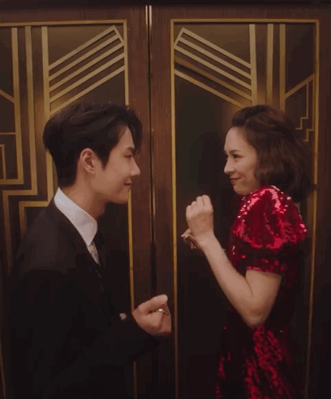 章子怡与小18岁王一博电梯热舞，对视暧昧乐开花，汪峰不吃醋？