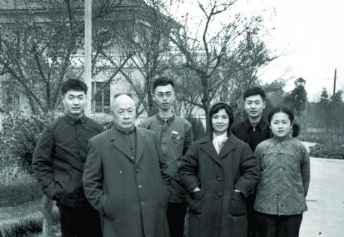 金庸:原子弹有何用处?陈毅老总不如做几条裤子穿吧！