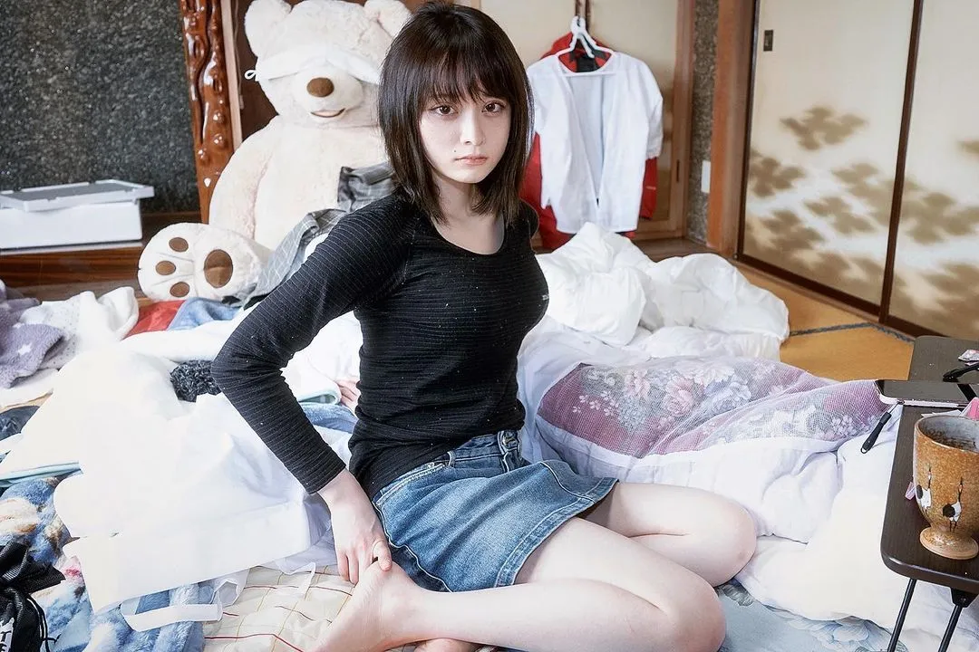 日本破產美少女YouTuber移居鄉下村落，鏡頭下換衣的身體愈發瘦弱