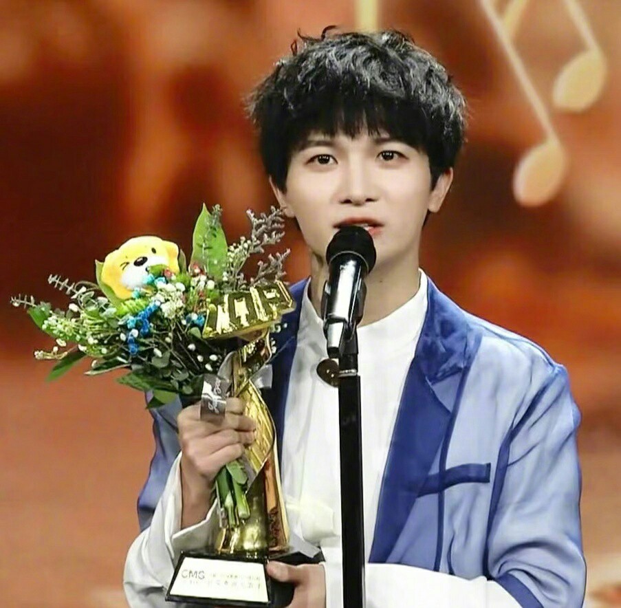 喜获        男歌手奖,周深献唱玲珑主题曲《茫茫星河》完美上线