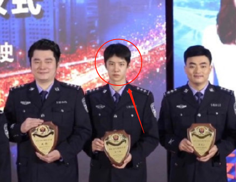 王一博穿警服出席活动，离开八级p图待遇后，这脸蛋我没眼花吧？