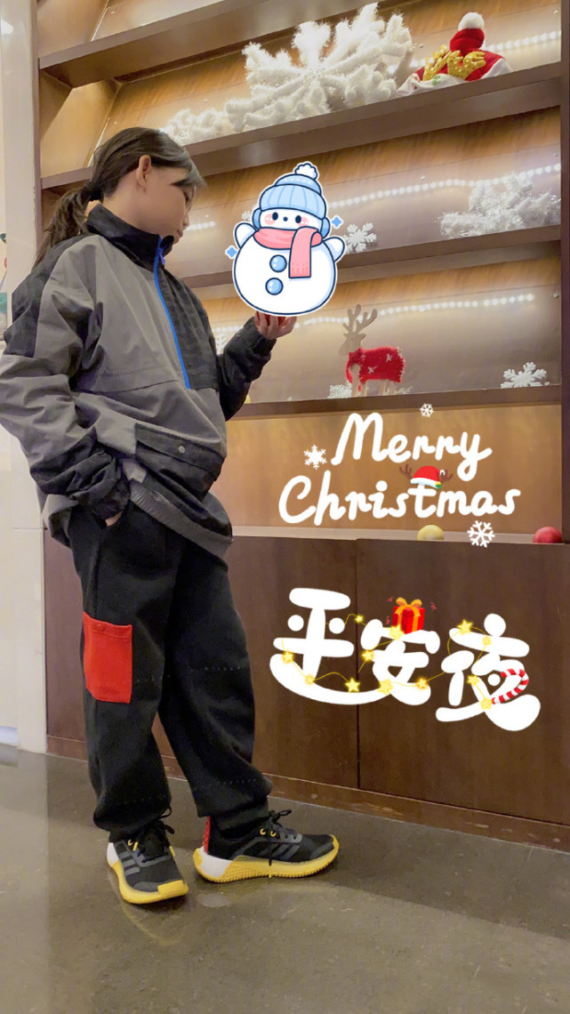 甜齁！蔡少芬晒夫妻十指紧扣撒糖，小鸟依人靠在张晋肩膀幸福爆棚