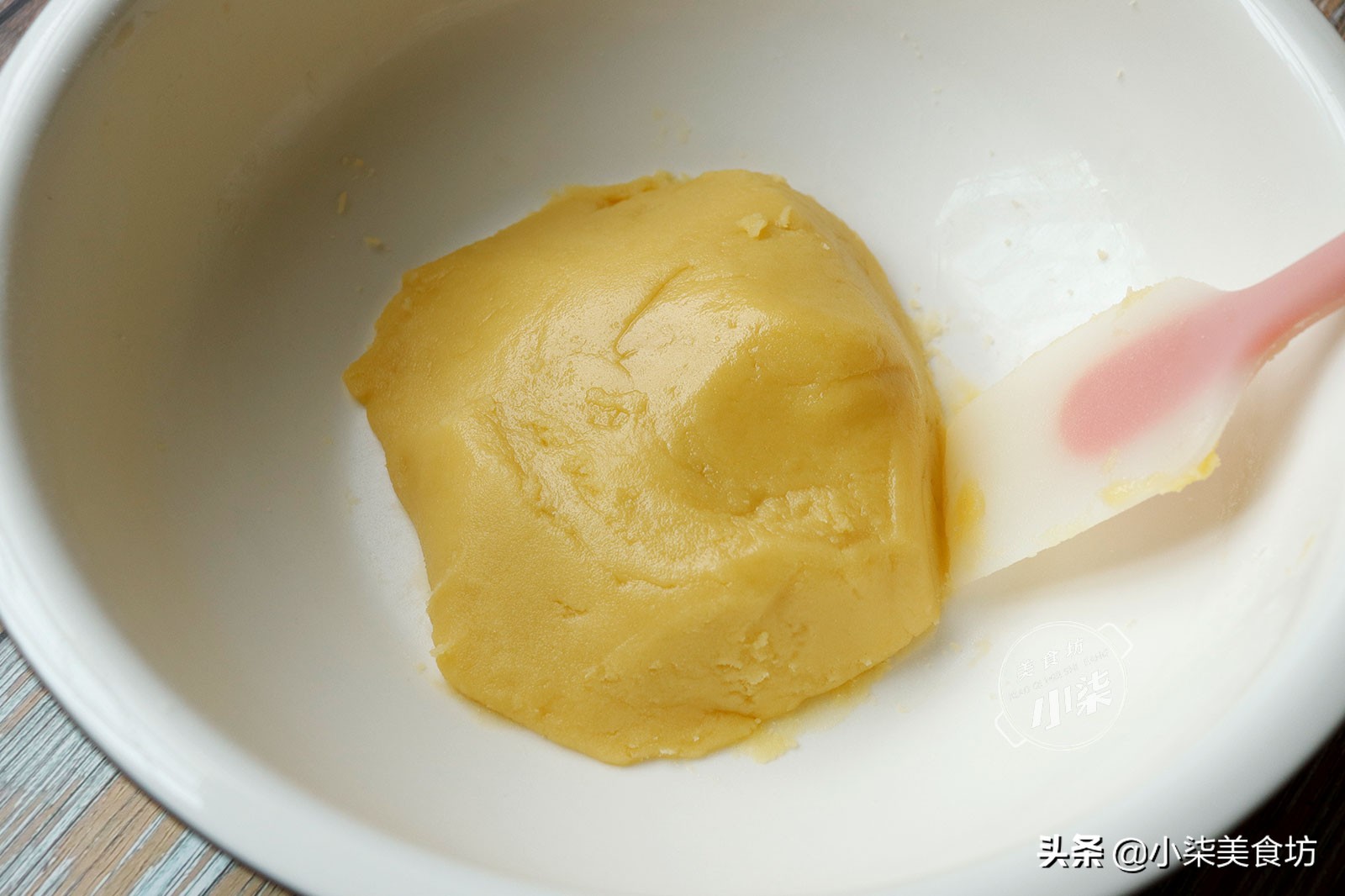 一口酥，做法简单无难度，外酥里软一口一个，越吃越香，太解馋了