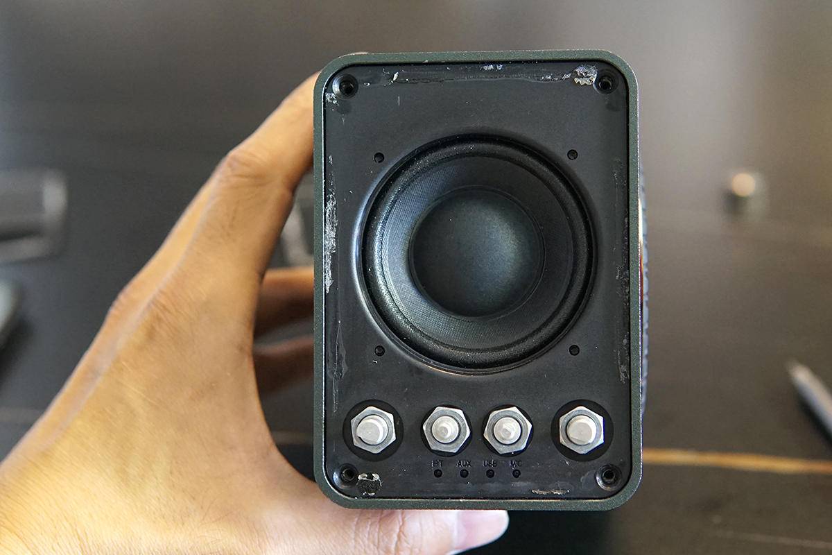 听说这款K歌音箱用的是Bose喇叭，咱们拆来看看