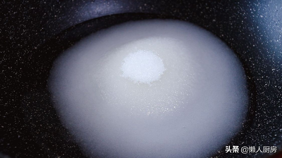 做糖葫蘆時，注意2點，做出來的糖葫蘆不黏牙，不粘手，不反沙