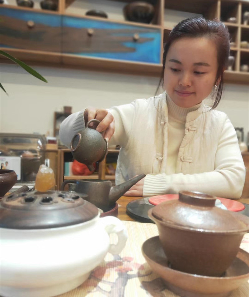 泥巴人打造柴烧陶艺的泥巴西施