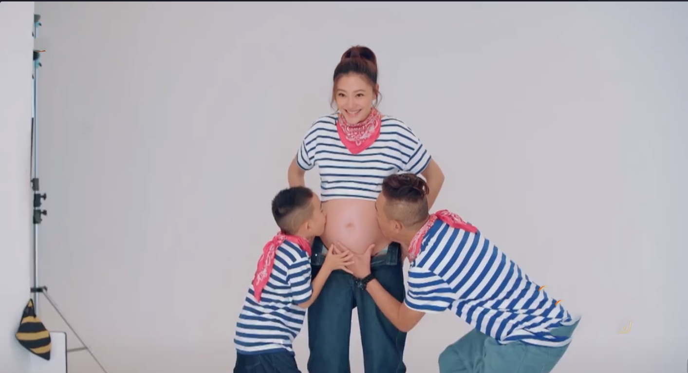 攝影小白陳小春為給應采兒、小小春、HOHO拍照，學習新技術