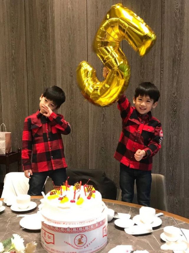 林志穎夫婦慶雙胞胎兒子滿5歲，雙子星穿兄弟裝切蛋糕，越長越帥