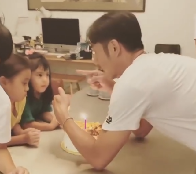 贾静雯仨女儿久违同框，4岁波妞涂绿色眼影搞怪大笑，黑虫牙抢镜