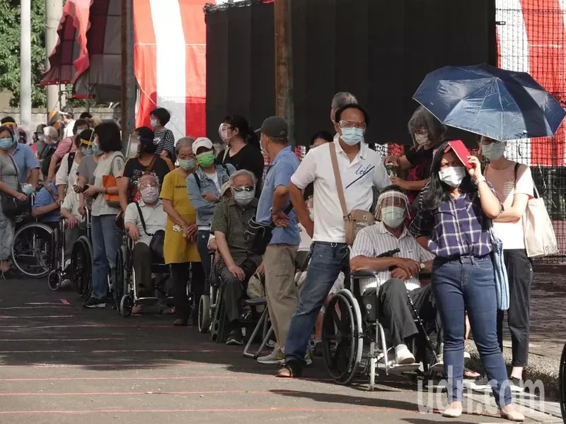 全台老人開打AZ疫苗，台北市人龍排滿接種站，有網絡預約制仍混亂
