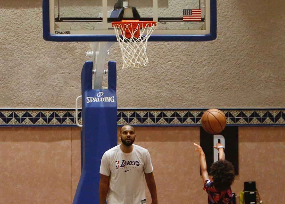 湖人最新訓練照出爐！35歲老將陪兒子練球，一眉哥軟豆一臉嚴肅！-黑特籃球-NBA新聞影音圖片分享社區