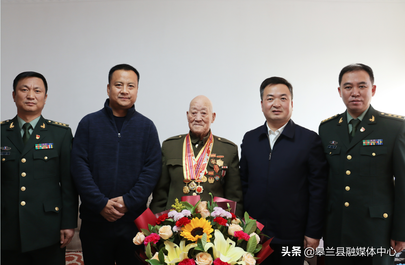 皋兰县领导为抗美援朝老兵颁发纪念章