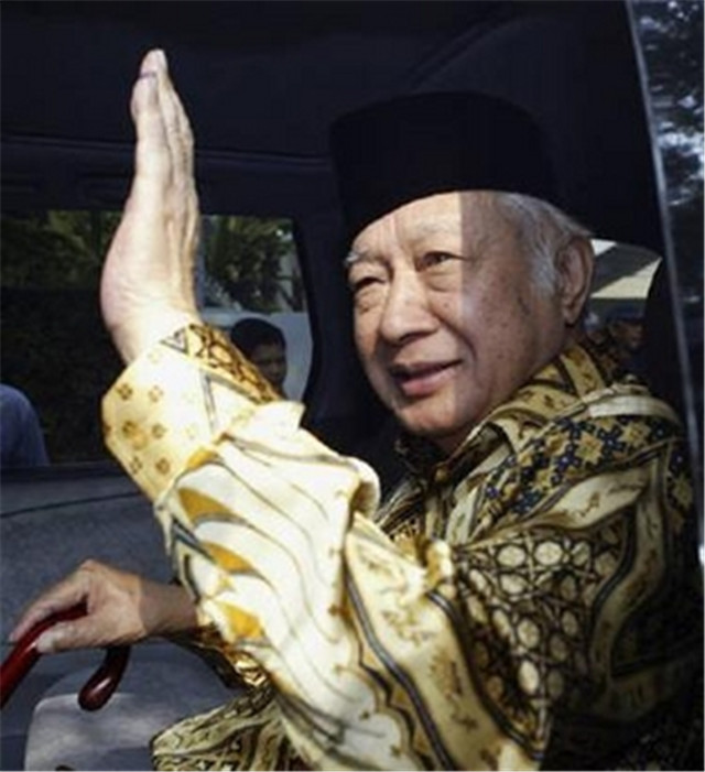 苏哈托：屠杀50多万华人，贪国家近75%钱财，却安享晚年