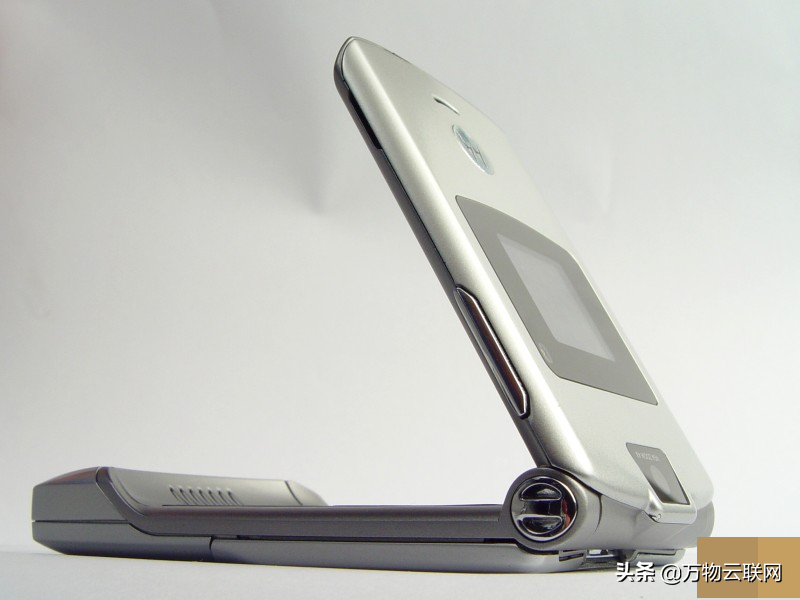 摩托罗拉手机RAZR将做为可折叠手机重返销售市场：价钱昂贵，约1500美金