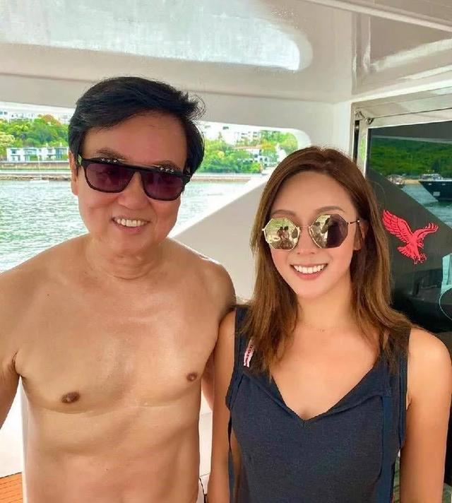 74黄百鸣老当益壮，冒雨携三位辣妹海上聚会，六块腹肌好抢镜