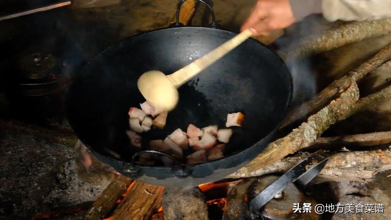 中国小伙在尼泊尔山区花96元砍了8斤猪肉，请当