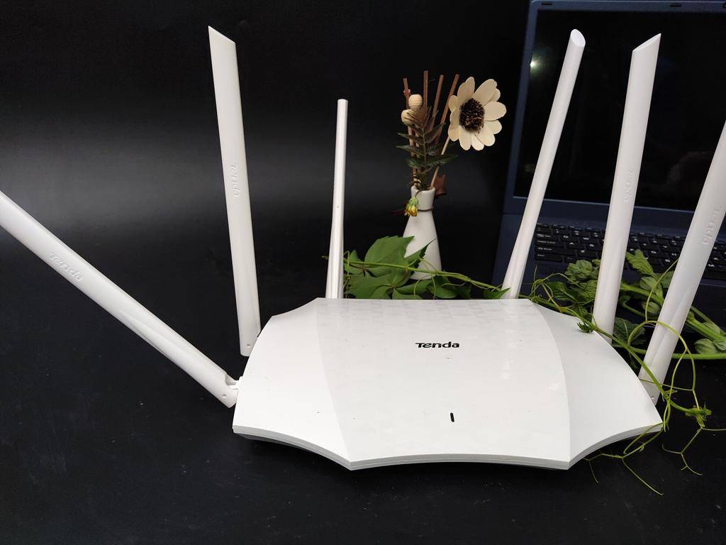 腾达AC2100高速路由，网络提速新体验