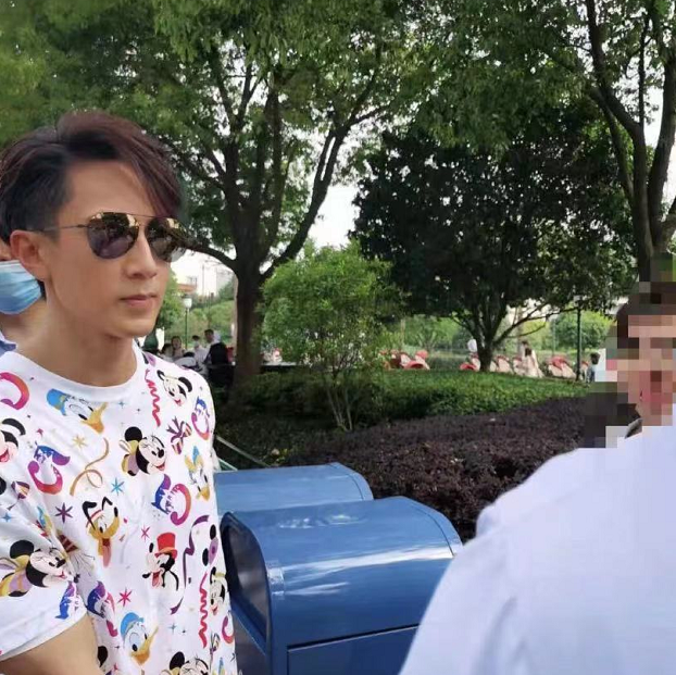 網友迪士尼偶遇吳尊，路人鏡頭下頭圍太小了，帥得發光不像倆娃爸