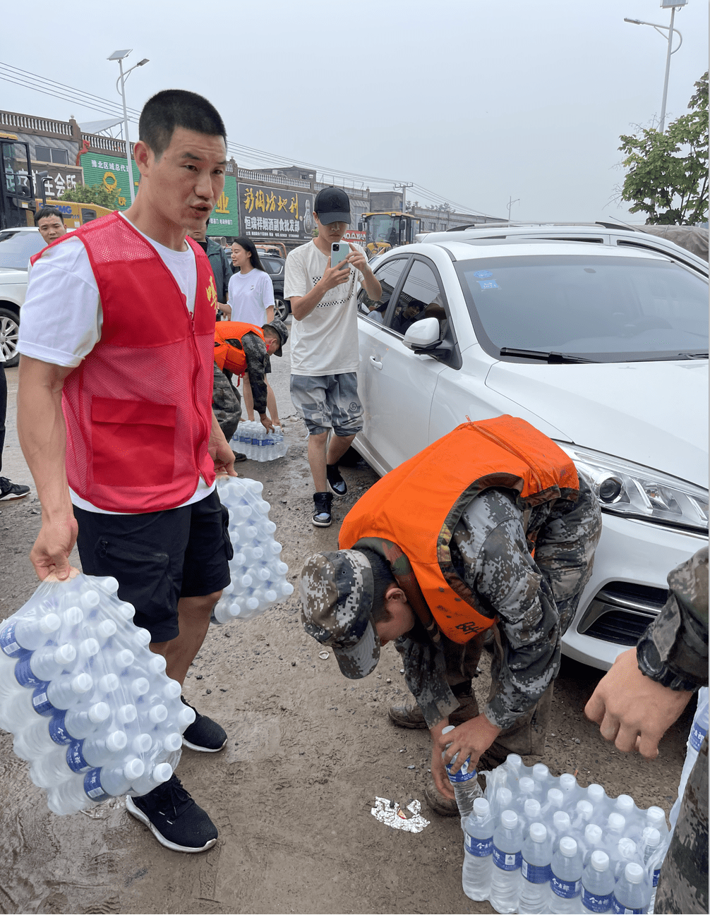 謝孟偉連夜馳援河南浚縣捐贈五車物資 網(wǎng)友：首批支援一線的明星
