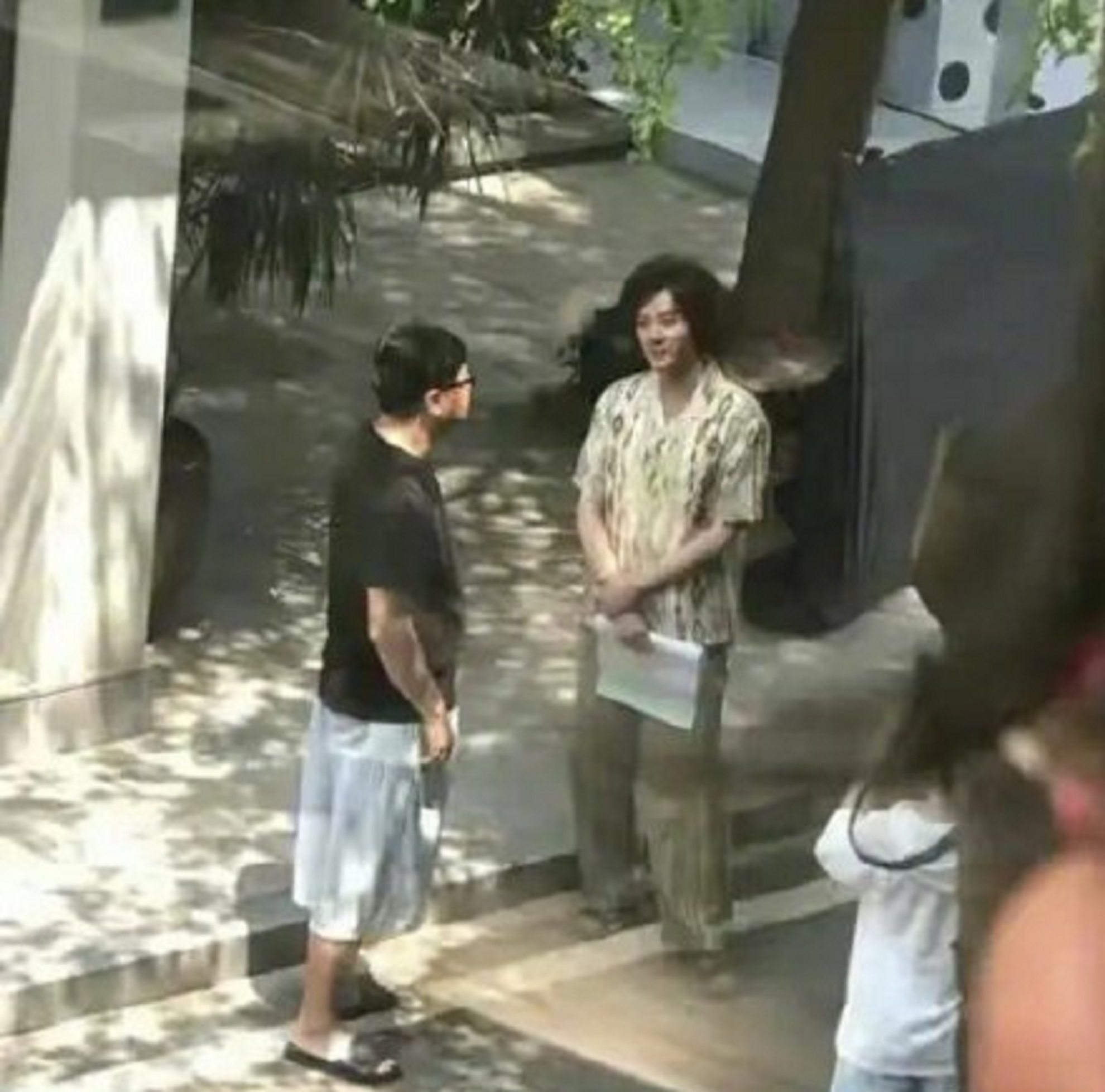 冯绍峰近照暴瘦似纸片人，手细如柴无血色，面容凹陷憔悴引人担忧