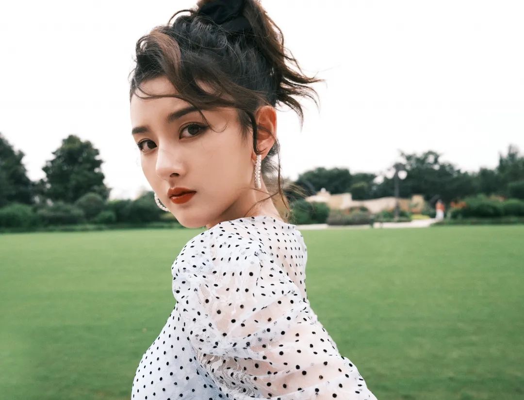 别再“披头散发”了！这4款冬季发型才够美够撩