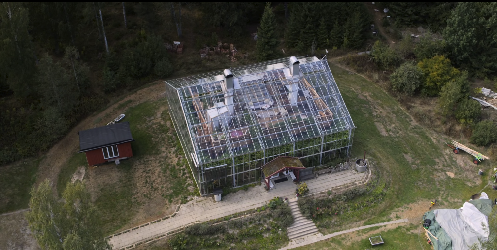 瑞典夫妻花12年为自闭症儿子建了座玻璃城堡：所